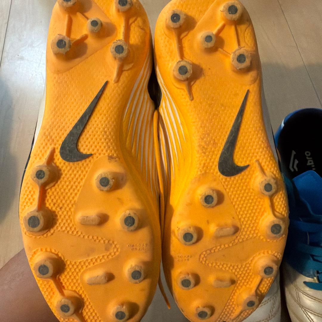 Umbro サッカーシューズ 2足セット 21.5cm と22cm - メルカリ