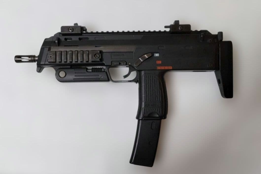 東京マルイ MP7A1 電動コンパクトマシンガン 充電器　バッテリー付