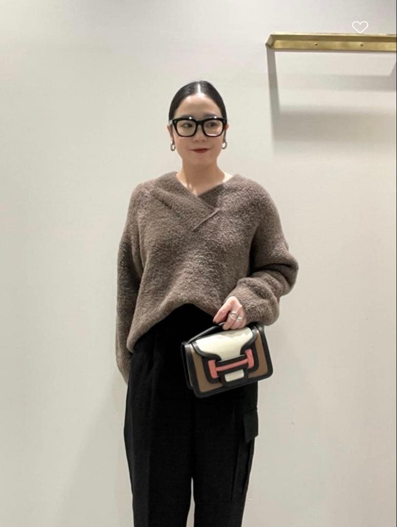 【美品CONTE】Vネックニット ホワイト　辺見えみり conte>ボア Vネックニット ベージュ 辺見えみり着用 - メルカリ