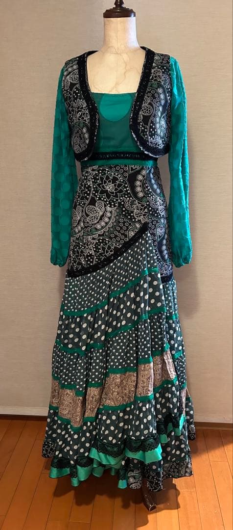 フラメンコ衣装グリーン× ブラックワンピースとチャレコのセットアップ フラメンコ衣装グリーン× ブラックワンピースとチャレコのセットアップ