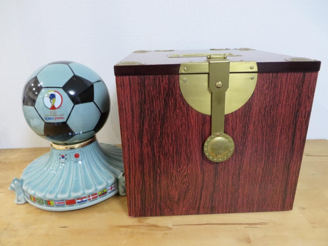 2002年 FIFA 日韓 ワールドカップ 陶磁器 ボール型オブジェ 青磁