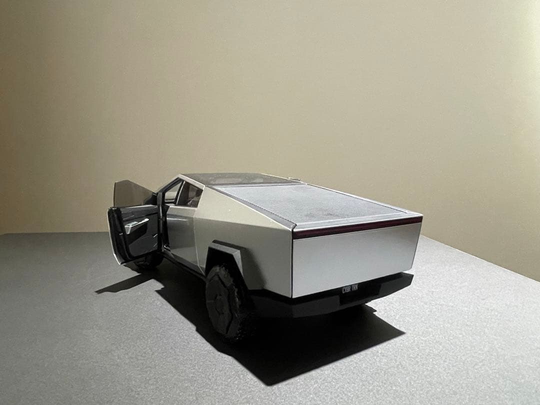 TESLA Cybertruck 1:18スケールダイキャスト - メルカリ
