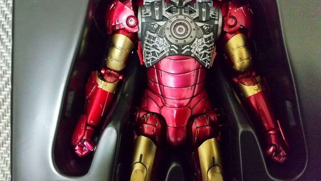 ホットトイズ 1/6 アイアンマン マーク3 バトルダメージ版 台座無し