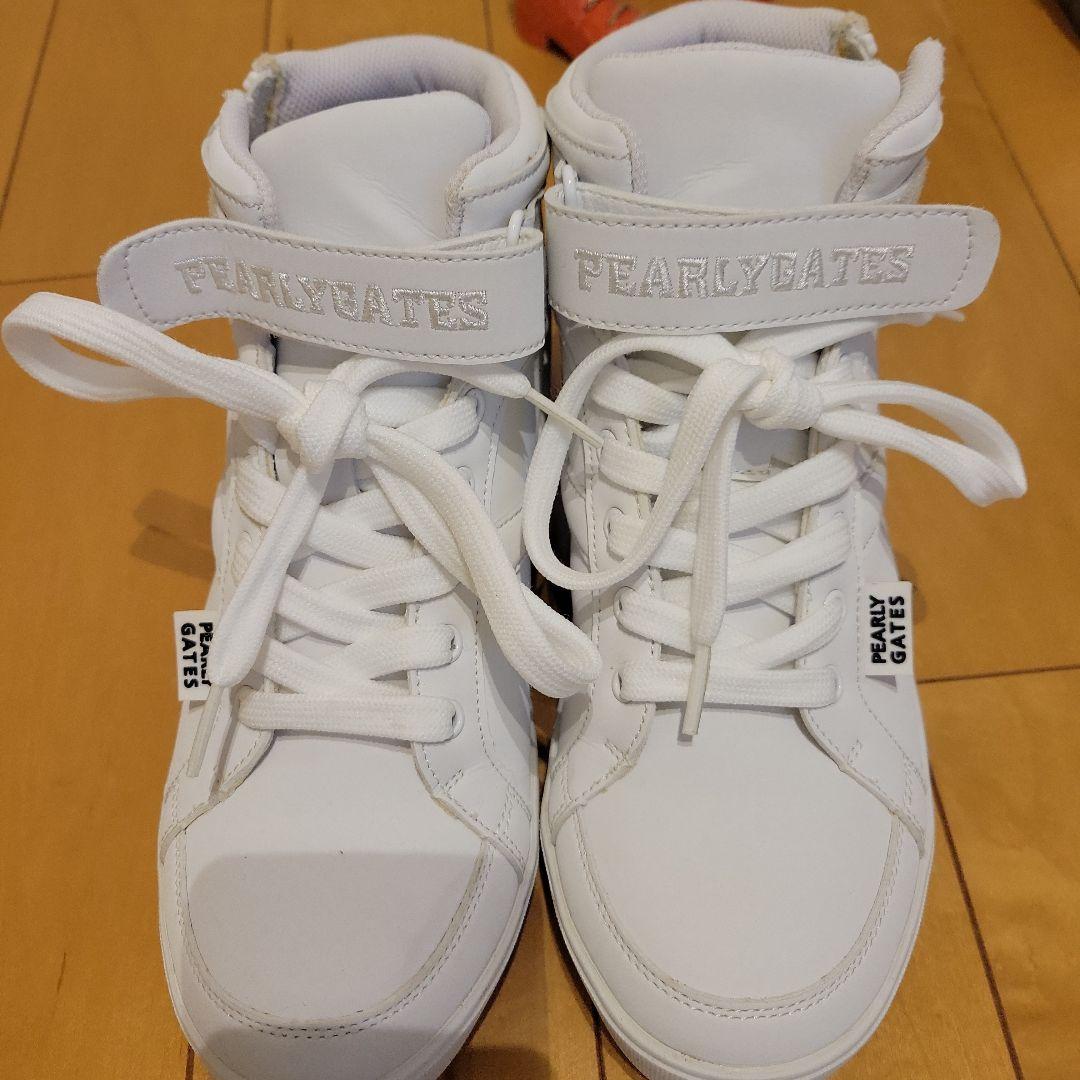 PEARLY GATES ホワイト ハイカットスニーカー PEARLY GATES（パーリーゲイツ） シューズ 「PEARLY GATES」ロゴ×花柄