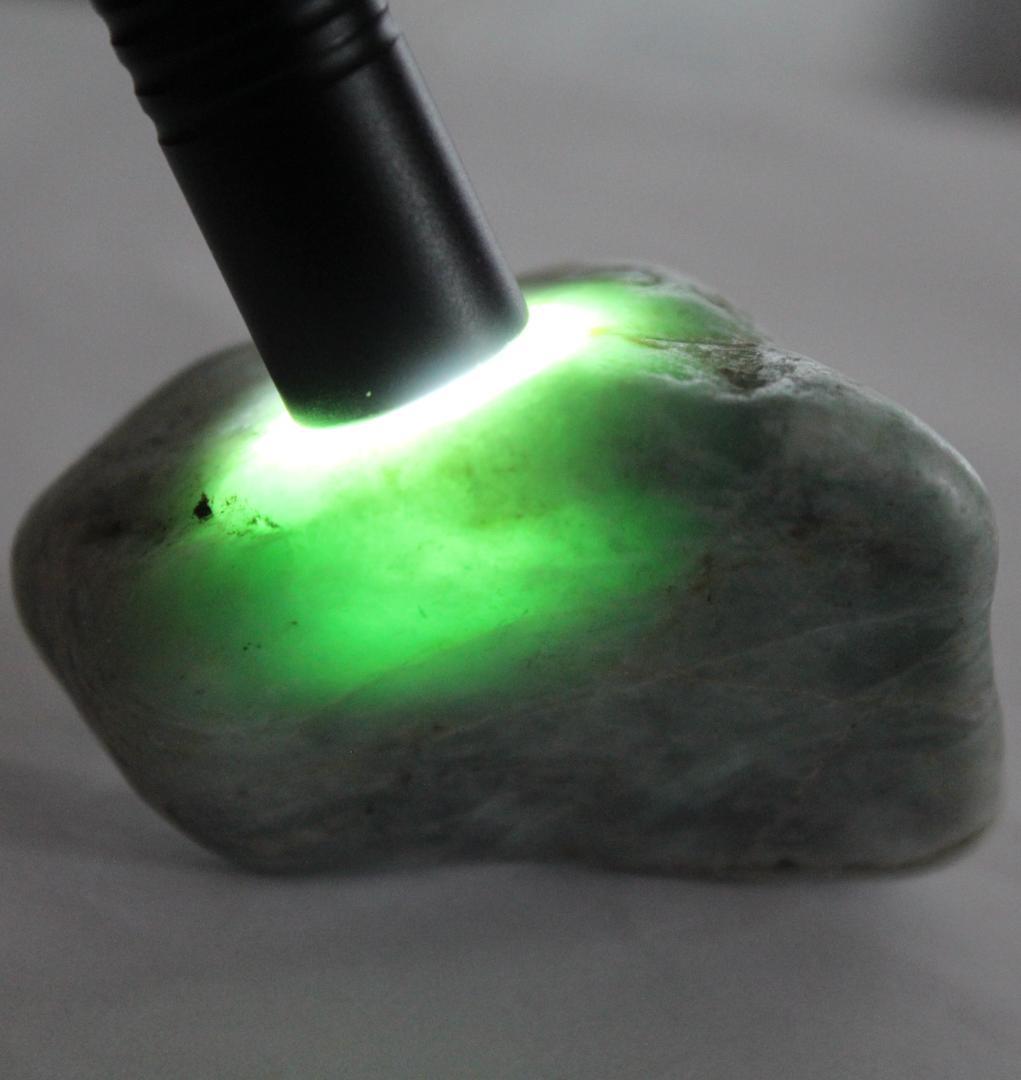 松田出品［極上海中翡翠］糸魚川翡翠 海石 原石 137.1g