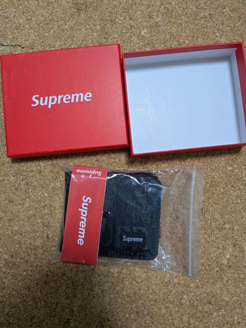 Supreme ブラック 二つ折り財布 箱付き - メルカリ