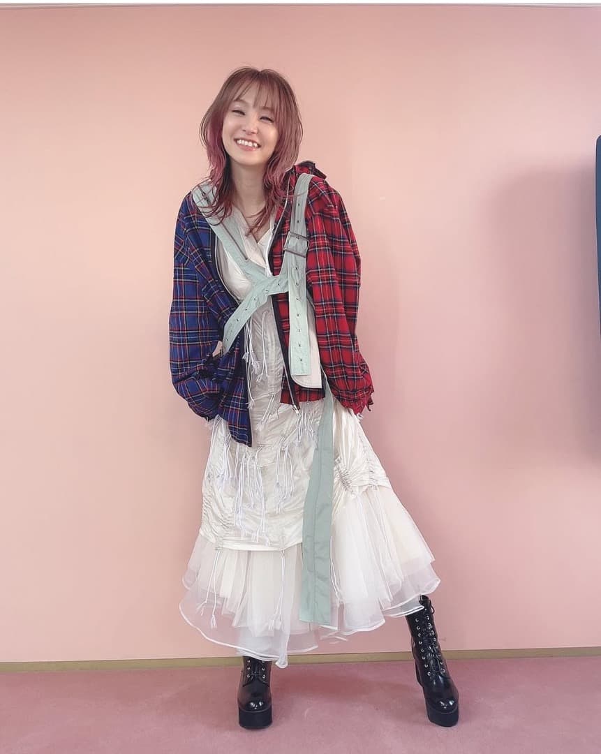 LiSA着用　ROY reflect overjoy 赤青バックジップシャツ