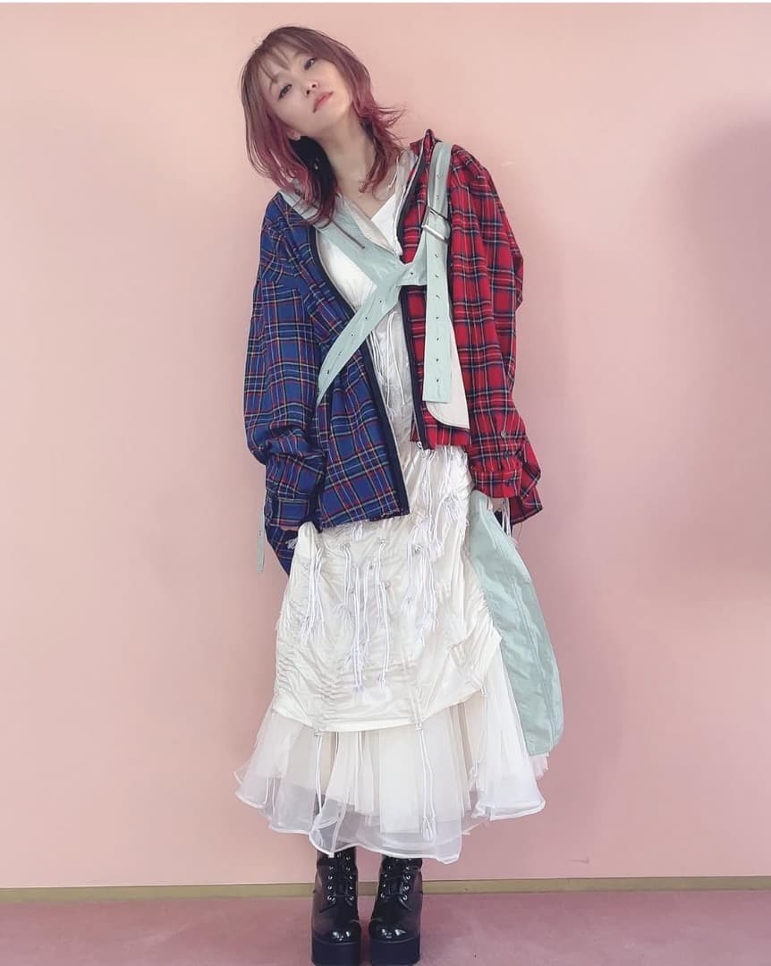 LiSA着用　ROY reflect overjoy 赤青バックジップシャツ