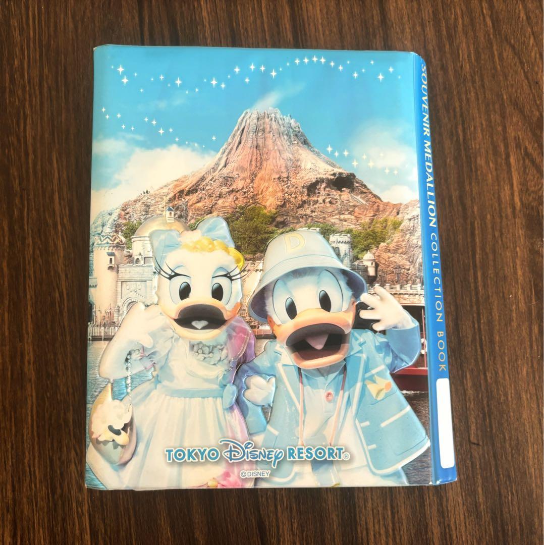 ディズニーリゾート メダルブック 35周年記念メダル+2018年メダル　計42枚