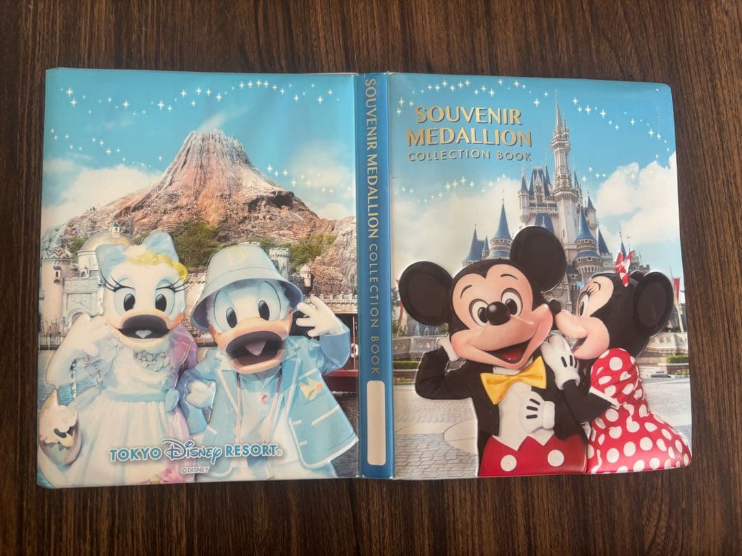 ディズニーリゾート メダルブック 35周年記念メダル+2018年メダル　計42枚