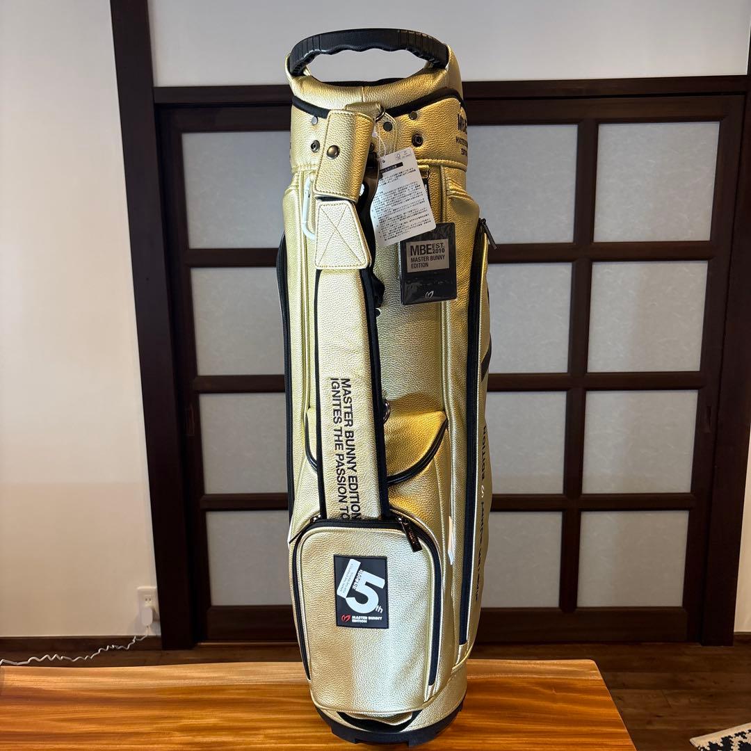 ゴールドのMASTER BUNNY EDITION原英莉花プロ限定キャディバッグ
