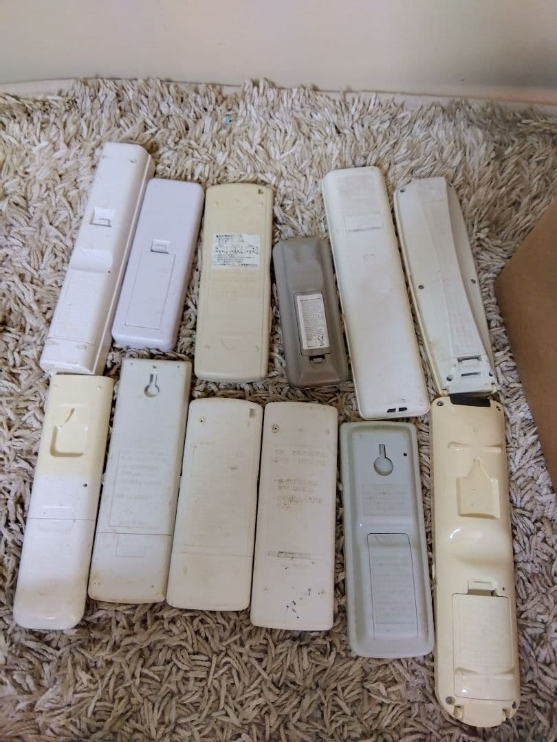 エアコンリモコンまとめ売り40本ジャンク品 - メルカリ