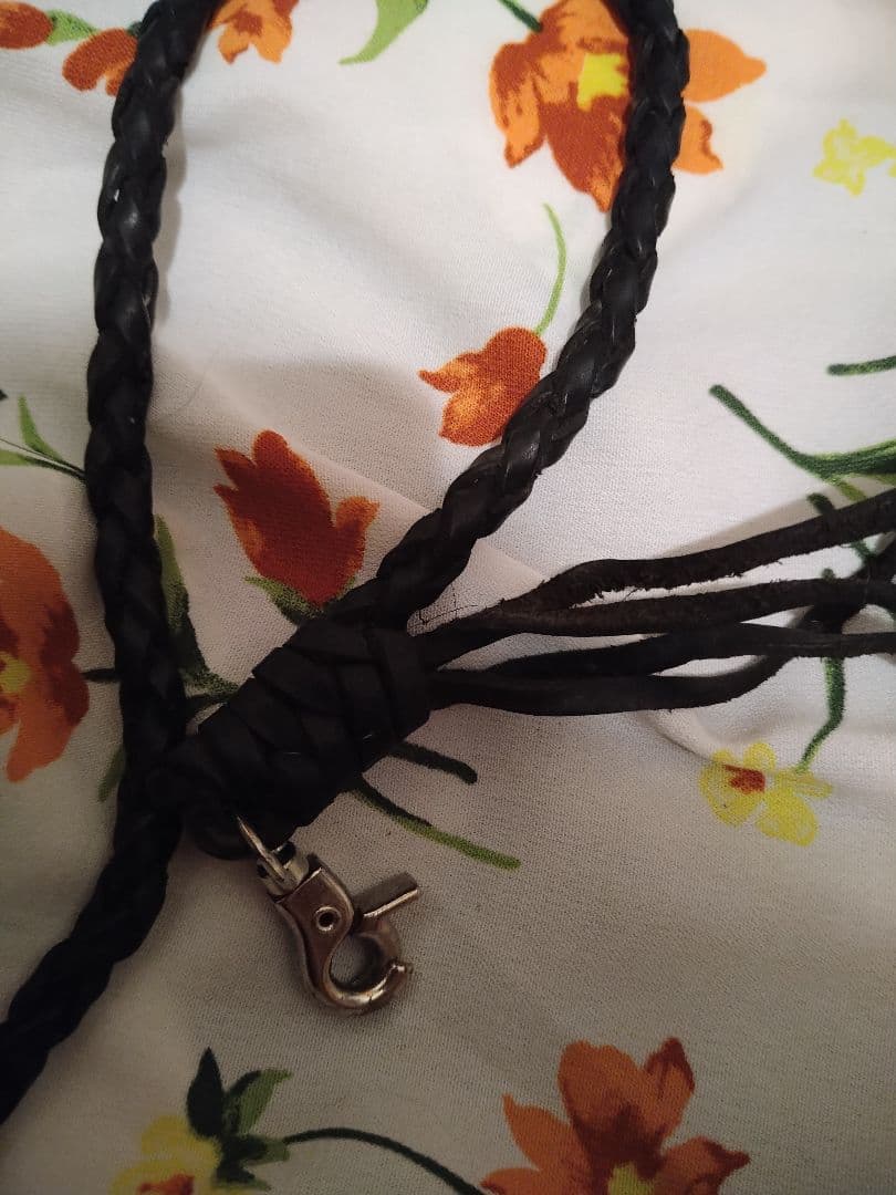 本革　編み込み　カラビナ付き　財布ストラップ(?) 広げてびっくり！カラビナ付きで「キーホルダーにしか見えない」究極系