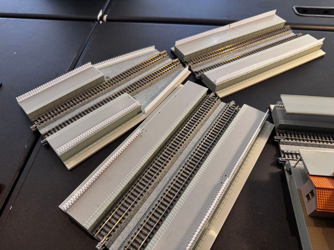 KATO 複線プレート地上駅舎+複線プレート対向式ホーム+跨線橋