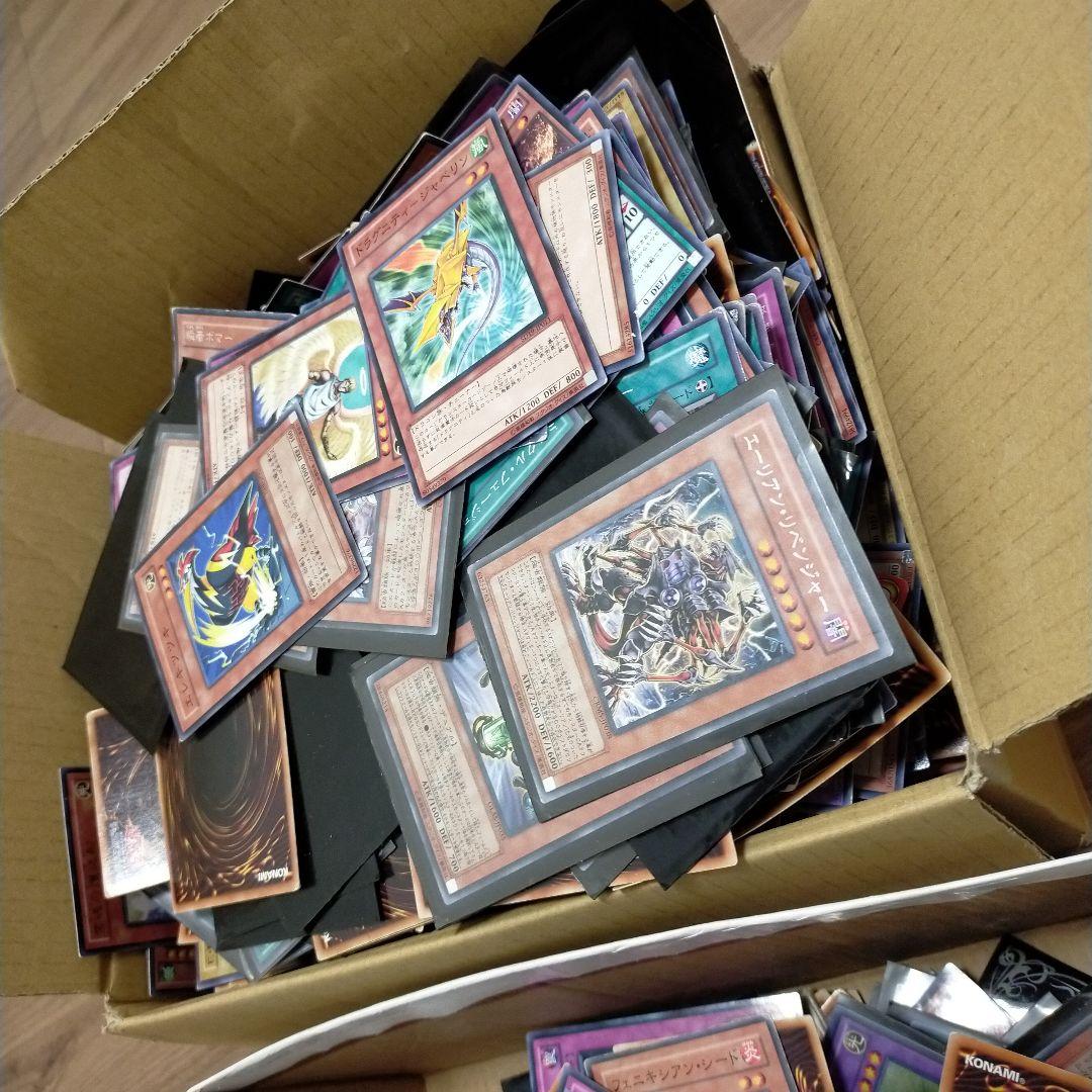 遊戯王カード箱売り何百枚　デュエルモンスターズデッキ付き！