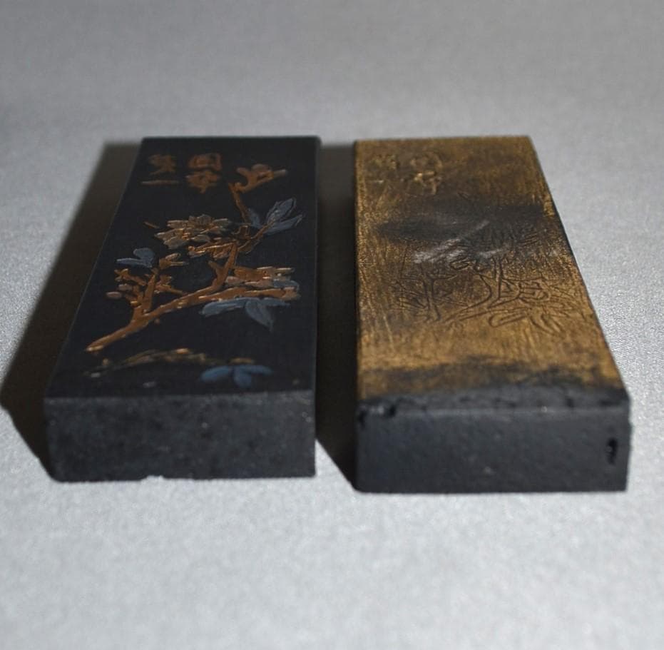 『鉄斎翁書畫寶墨』①曹素功 油煙一〇一 ②徽州老胡開文蒼佩室 超頂漆煙 金巻