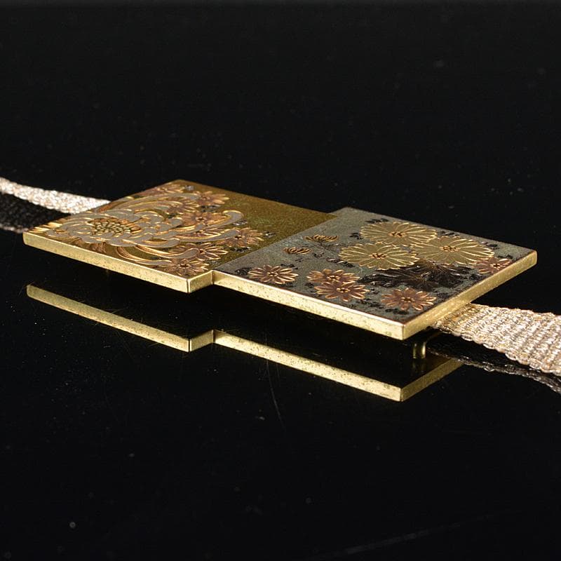 和装小物 令仙作 彫金 色紙重ね菊花文 帯留 共箱 C R6243