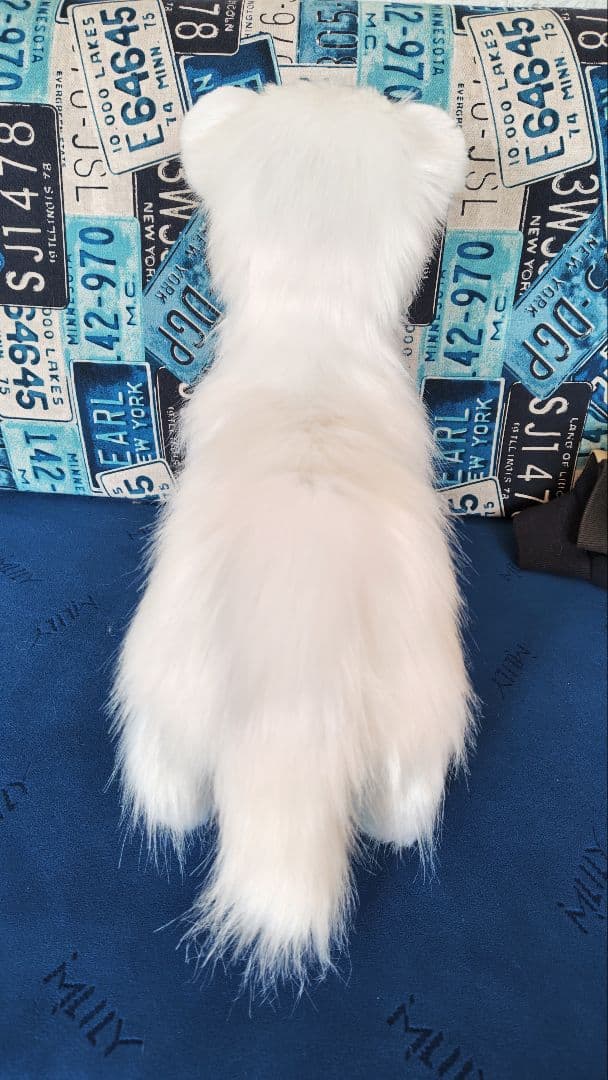 白い犬のぬいぐるみ