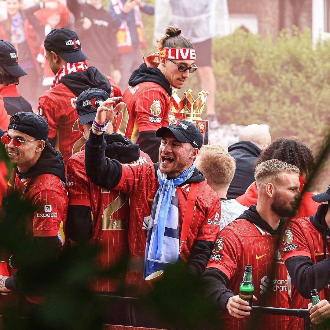 正規品 新品】リバプール 24-25 優勝パレード時着用 日本M - ウェア