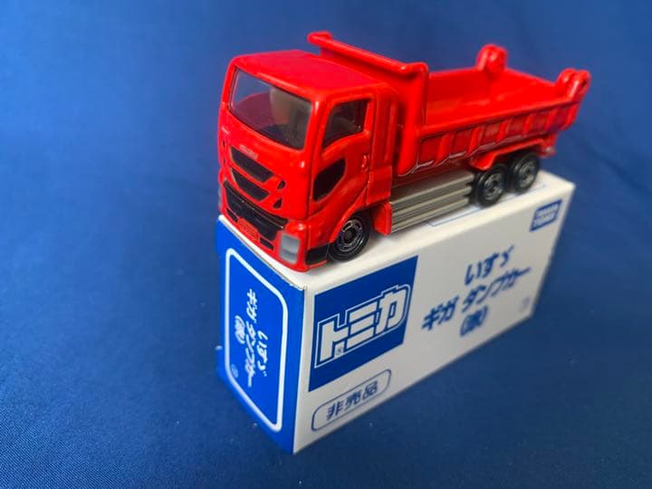 トミカ 非売品□いすゞ ギガ ダンプカー (赤) □ - メルカリ