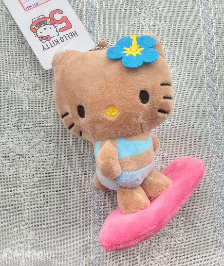 日焼けキティ 50周年 マスコットチャーム サーフィン アベイル