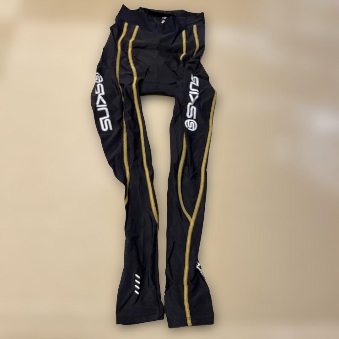 SKINS サイクルウエア 上下セットS グレー/レッドの通販はau PAY