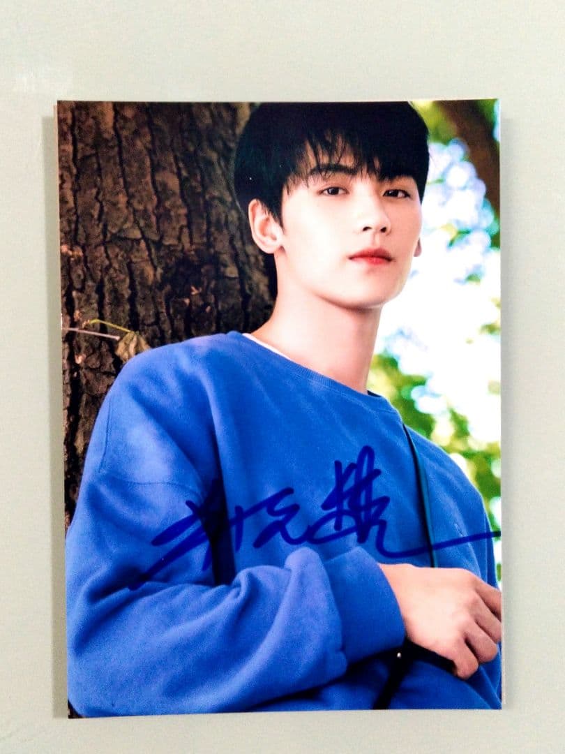 ホアン・ジュンジェ直筆サイン入り2Lサイズ写真…Huang Junjie - メルカリ