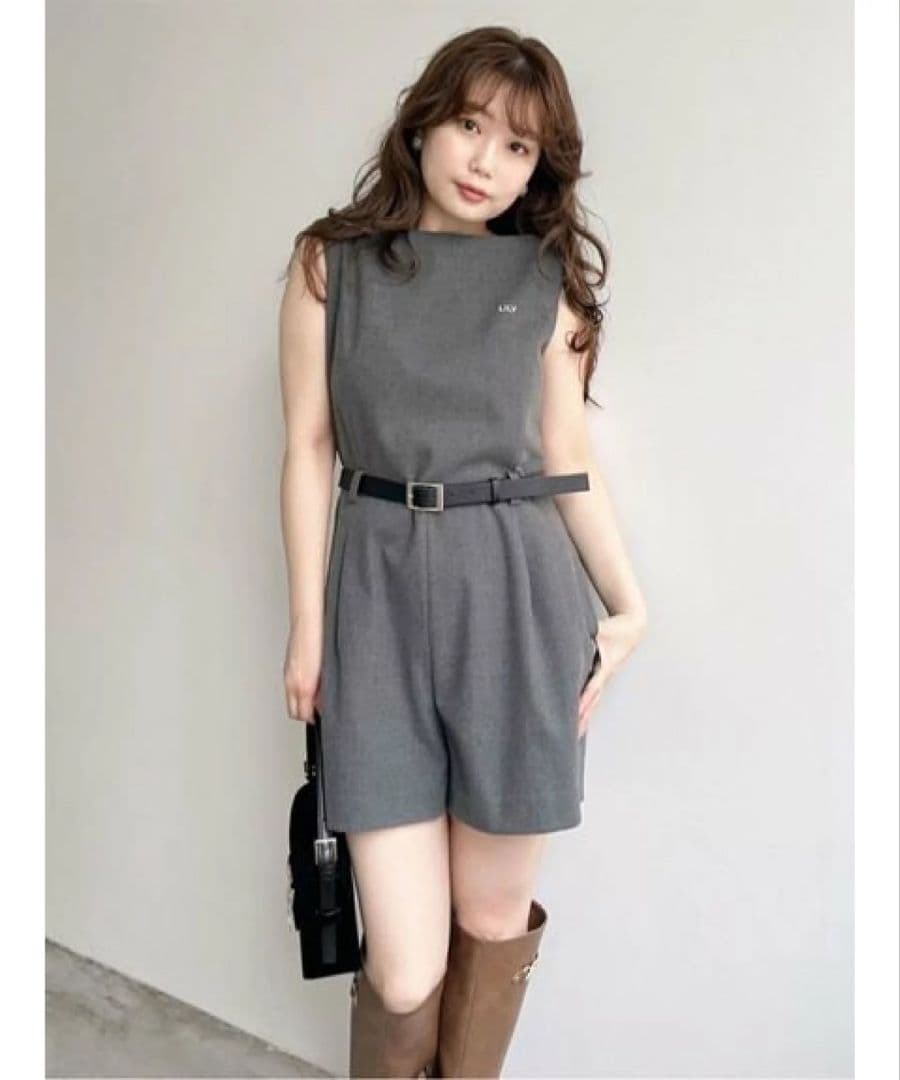 【極美品】ベルト付きミニロンパース LILY BROWN（リリーブラウン）の「ベルト付きミニロンパース（つなぎ