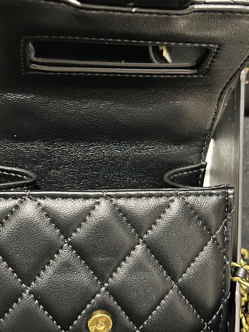 CHANELブラックキルティングショルダーバッグ ミニマトラッセ