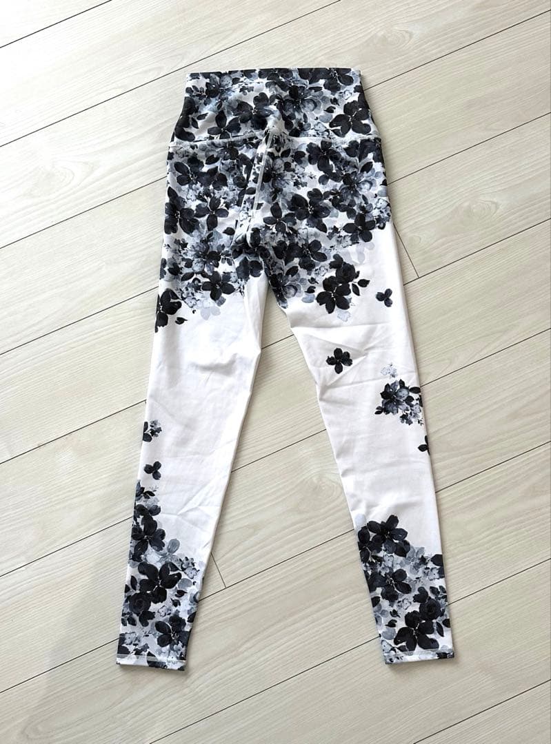 美品ホシSUKALAフルオブフラワーパネルレギンスSサイズ - メルカリ