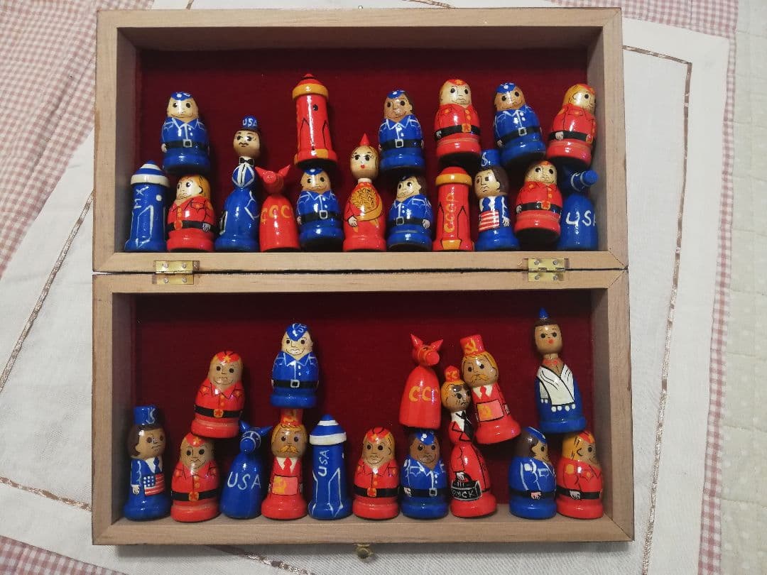 チェスセット　木製板、駒〈ソ連×アメリカ〉