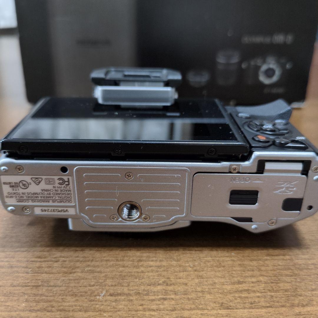 ショット数3194！OLYMPUS OM-D E-M10シルバーボディのみ - メルカリ