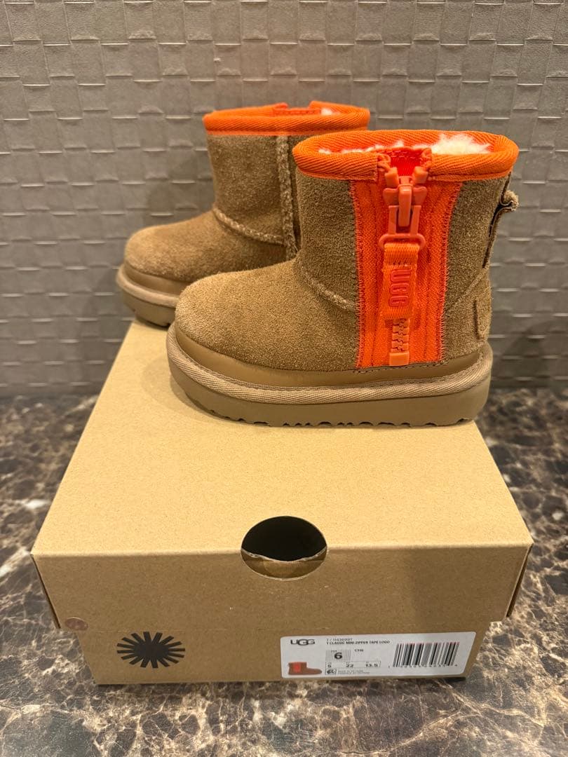 美品　UGG キッズ　ベビー　ムートン　ブーツ　ジッパー　13.5cm