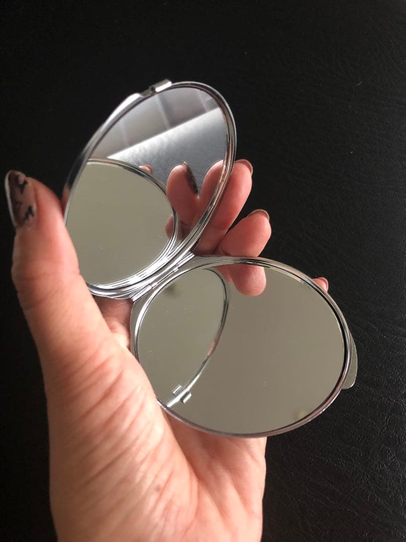 BTS 時計キーホルダー テテ&グク TAEKOOK ブラックカラー - メルカリ