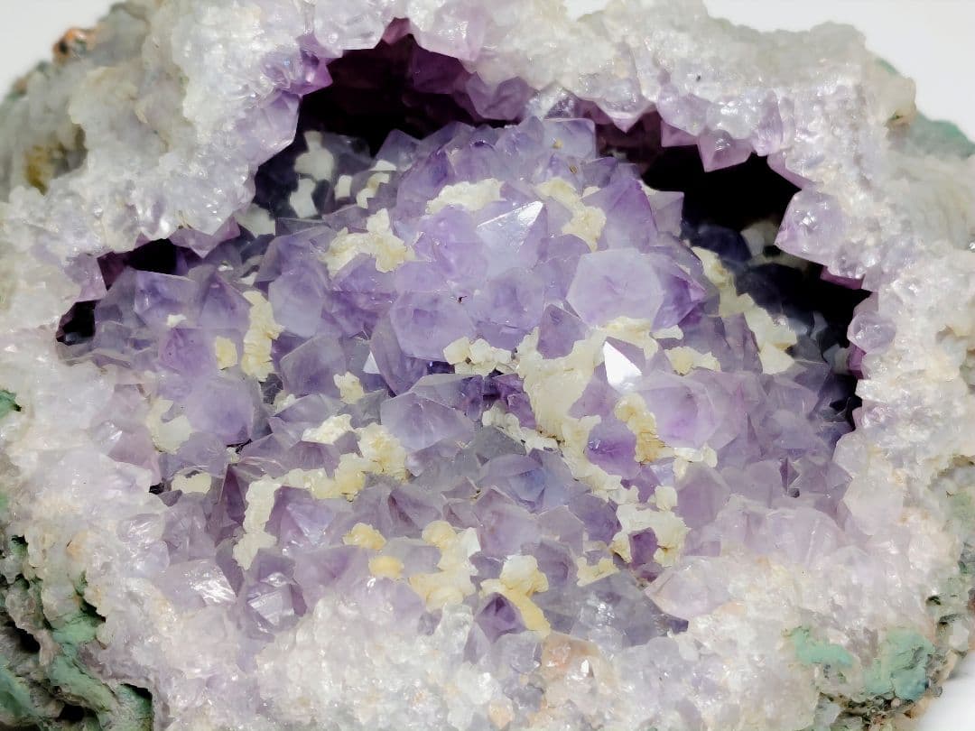 アメジスト 1.8kg 水晶 クォーツ 原石 鑑賞石 自然石 誕生石 鉱物 水石