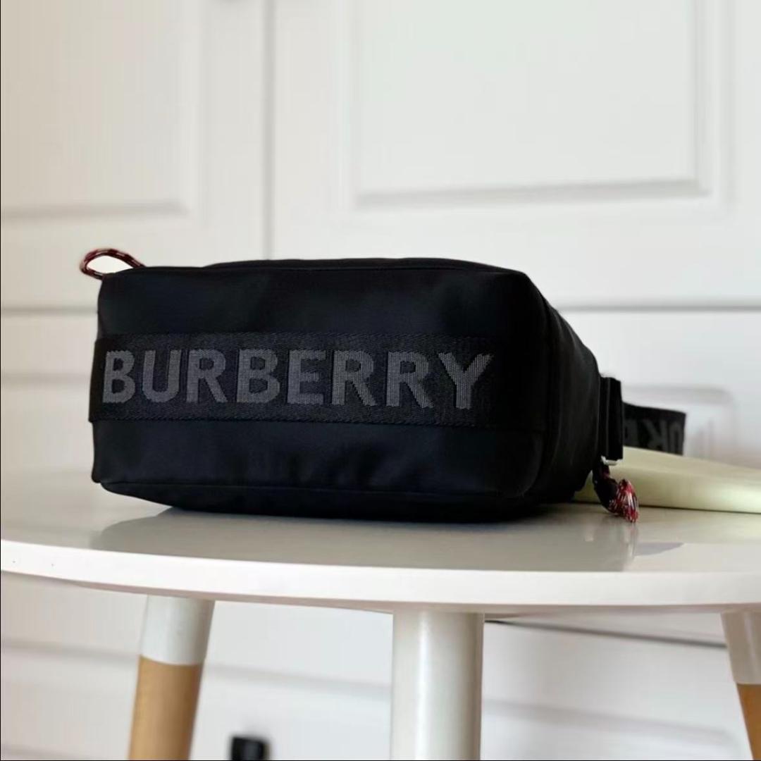 BURBERRY ブラック メッセンジャーバッグ - メルカリ
