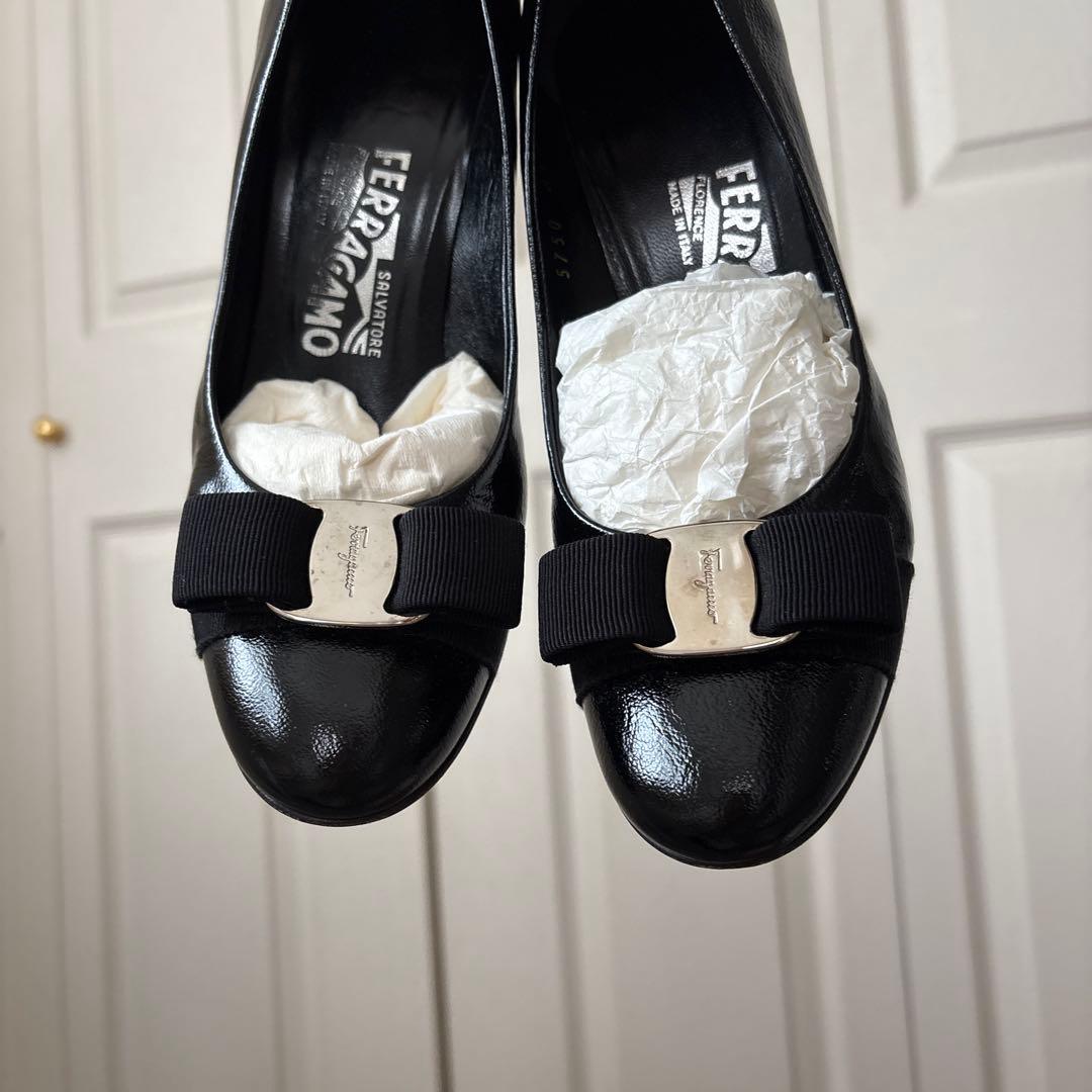 2/2まで大幅値下げ中！【美品】 フェラガモパンプス　黒　23.5cm リボン