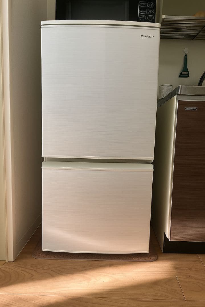 【美品】 2020年製 シャープ 137L 冷蔵庫 どっちもドア Amazon.co.jp: シャープ SHARP 冷蔵庫 137L(幅48cm) つけかえどっちも