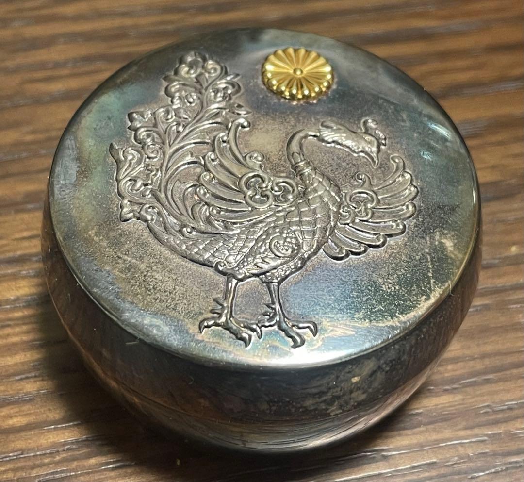 天皇家下賜品 銀製 棗形 金象嵌 菊花紋章 鳳凰盛上文 ボンボニエール 上皇陛下御下賜品 平成御即位記念ボンボニエール『棗形鳳凰文』 | 東京