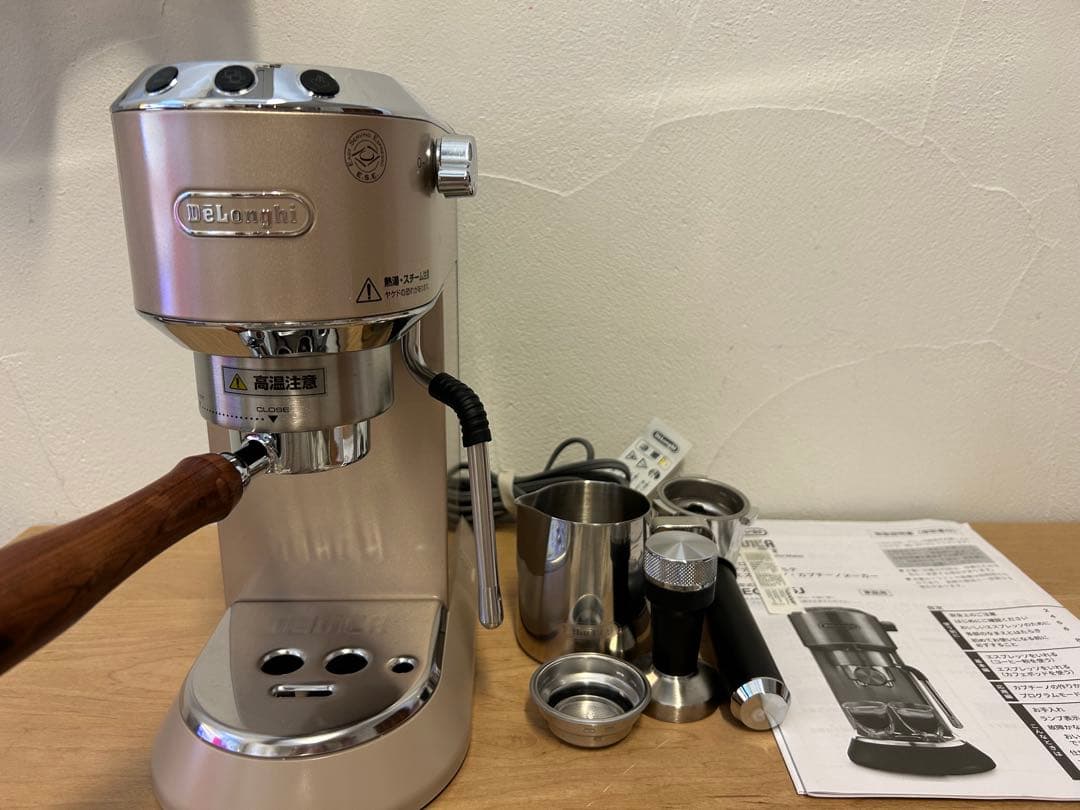 デロンギ デディカ アルテ　エスプレッソマシン　EC885J-BG ベージュ デロンギ デディカ アルテ エスプレッソ・カプチーノメーカー（ EC885J