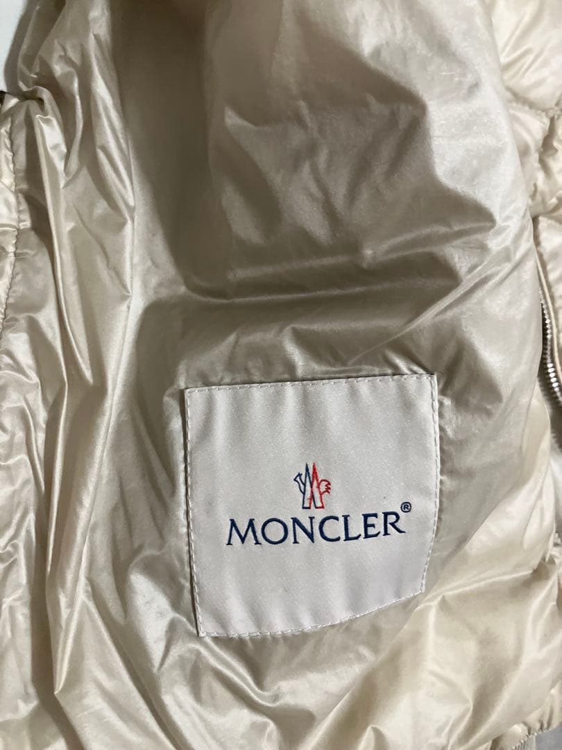 Moncler モンクレール リボンテープノーカラーライトダウンジャケット
