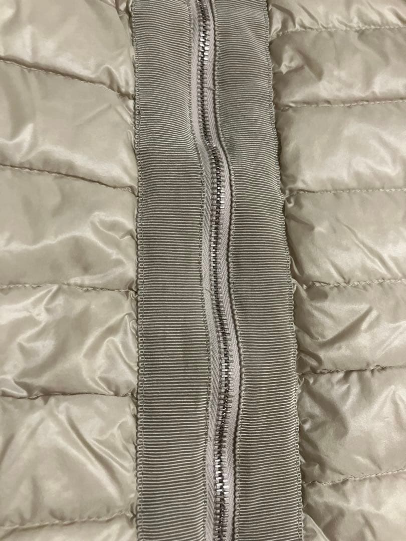 Moncler モンクレール リボンテープノーカラーライトダウンジャケット