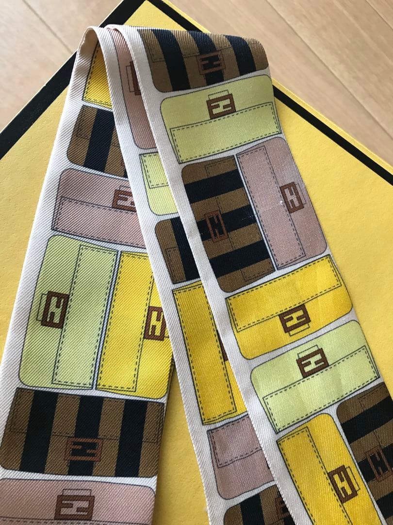 クリスマス限定お値引！美品FENDI シルクスカーフ パターンデザイン