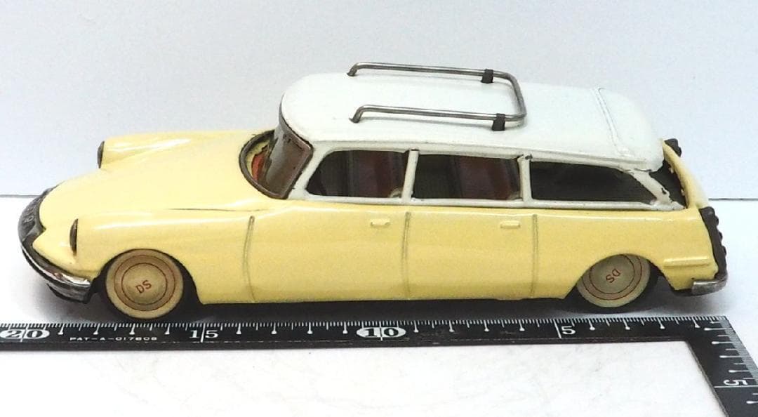 萬代屋【シトロエンDS19ステーションワンゴン黄】tinブリキtoy car箱無