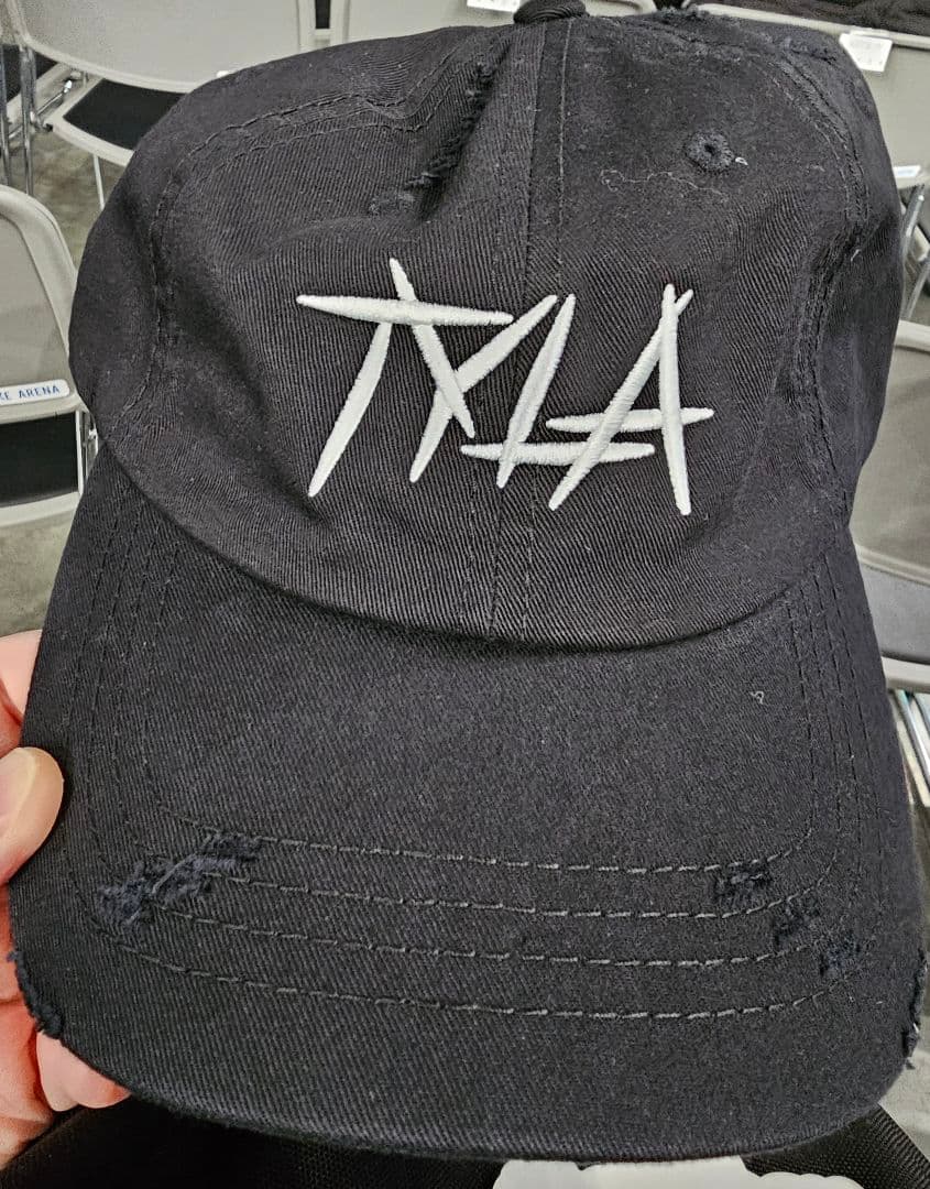 【会場限定販売】TYLA ロゴ刺繍 ダメージ加工　キャップ 黒　オマケ付き