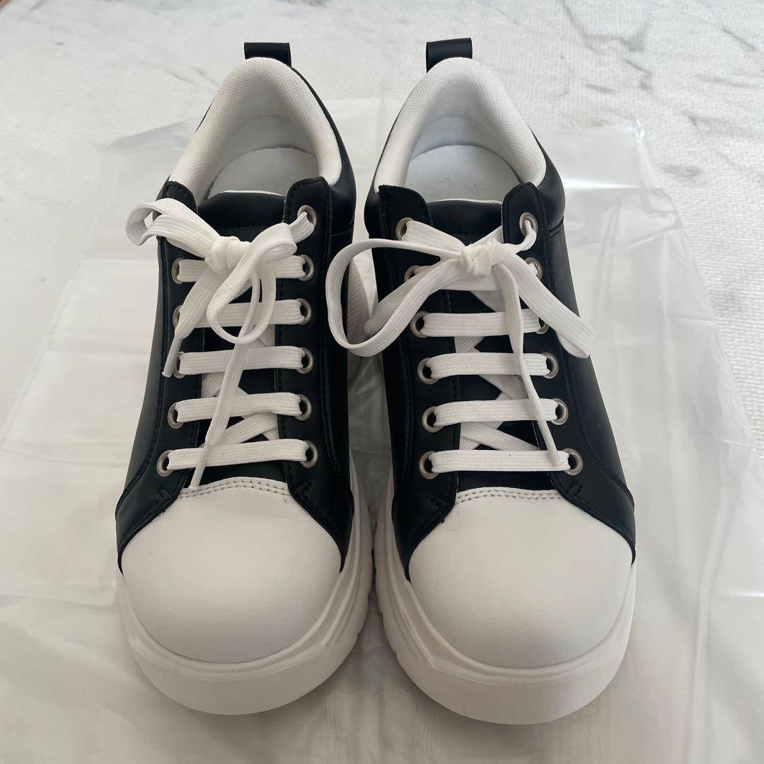 鈴木亜美さん プロデューススニーカー白黒 Mサイズ - メルカリ