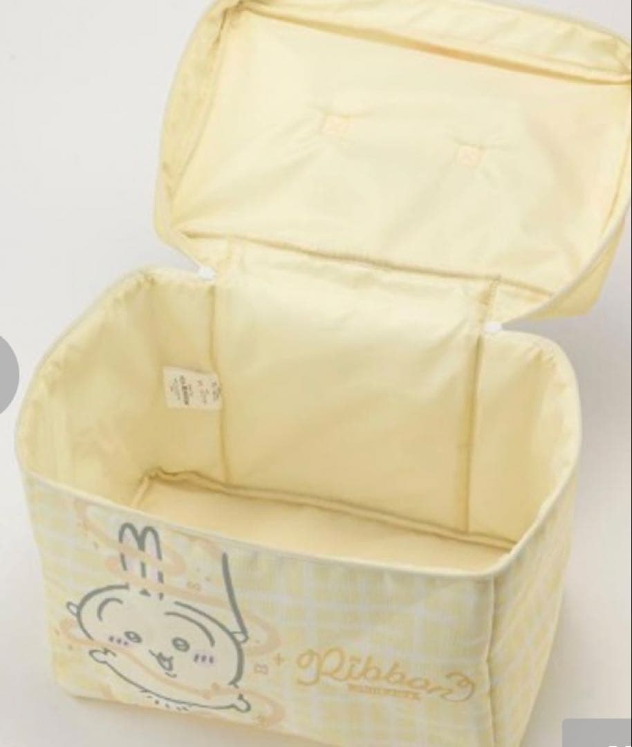 ちいかわうさぎ　バニティーポーチ　フラットポーチ リール付きカラビナ収納ボックス