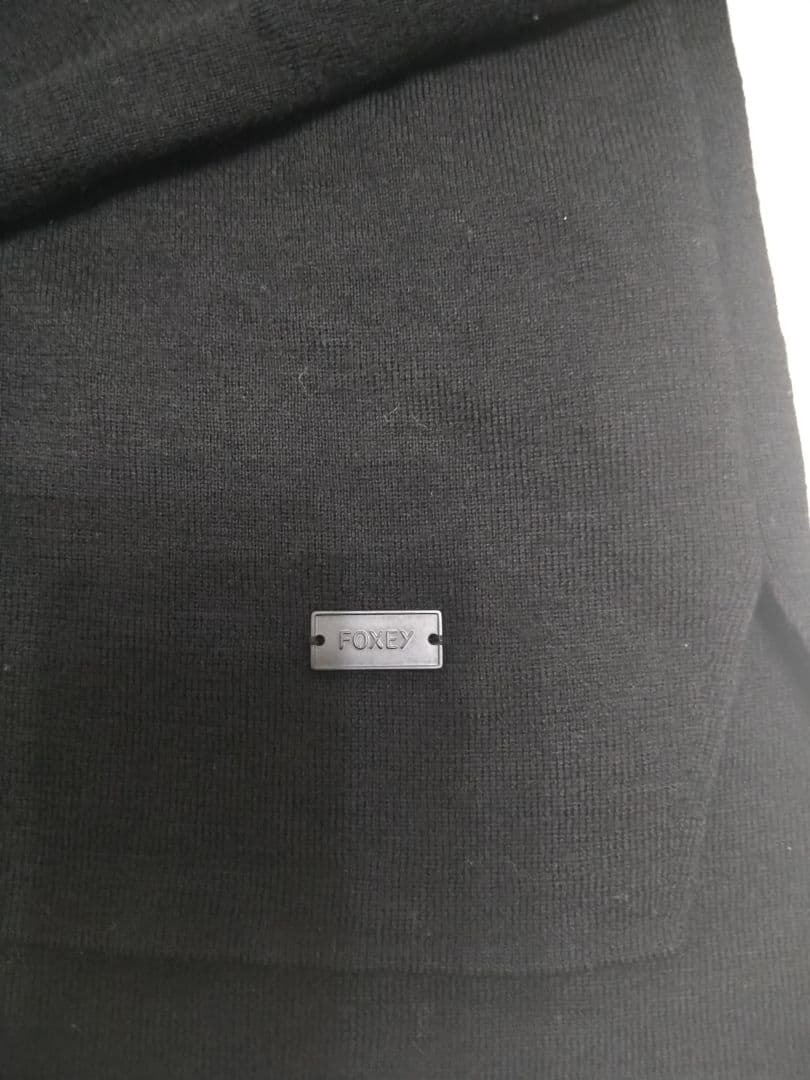 FOXEY】フォクシー 黒タートルネックニット サイズ42 L ロゴプレート付