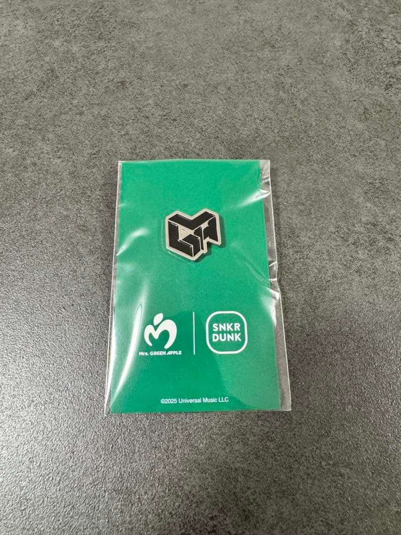 Mrs.GREEN APPLE ×スニダンコラボ ブラックキャップロゴピンズ - メルカリ
