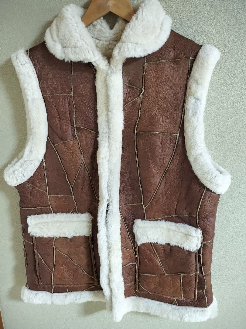 ブラウン ムートンレザーパッチワークベスト - メルカリ